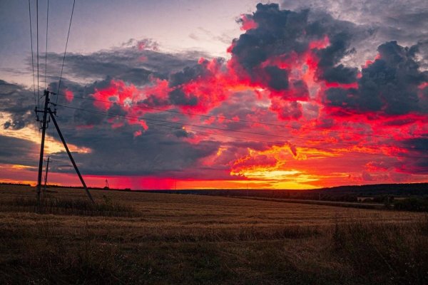 Красный закат летом к ветреной