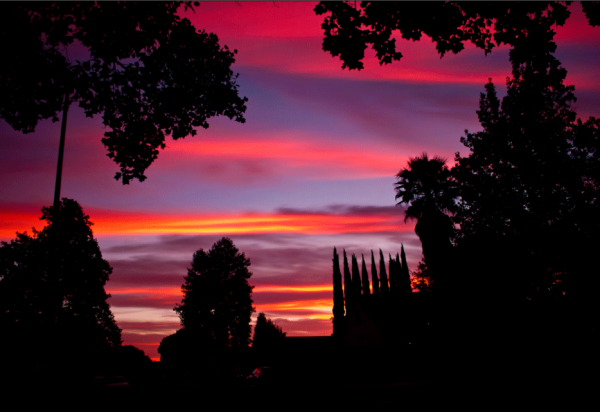 Красивый закат в городе