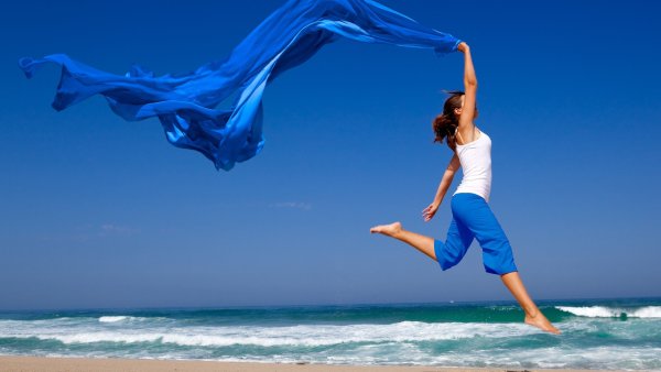 Прыжок в море девушка