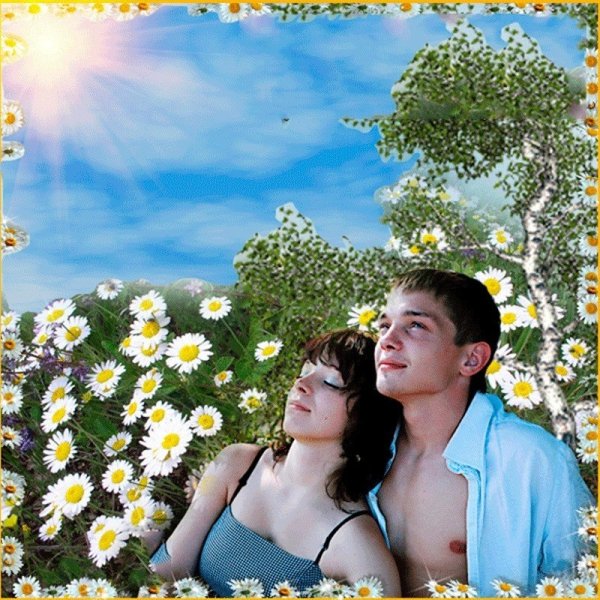 Пара веселится на море