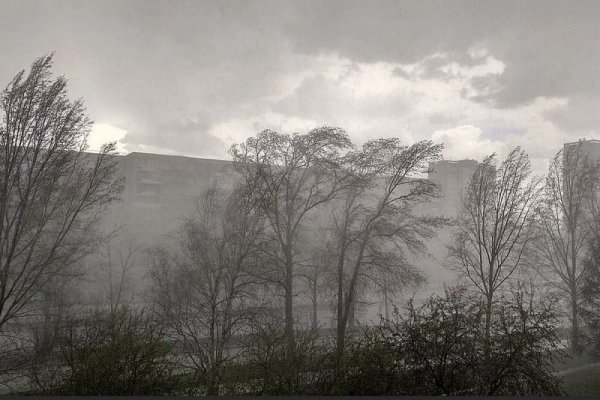Человека уносит ветром