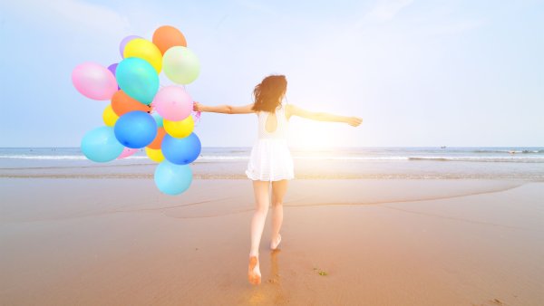 Счастливая женщина с цветами