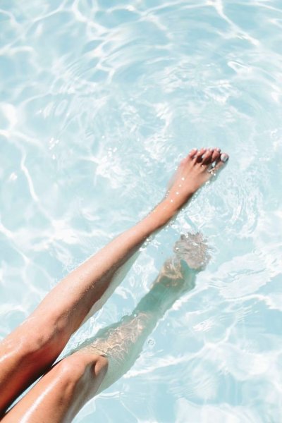 Гладкие ноги в воде