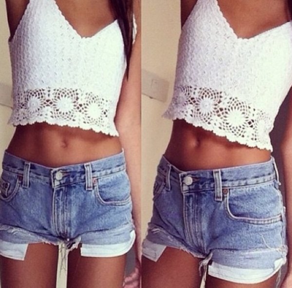 Джинсовые шорты и белый топ