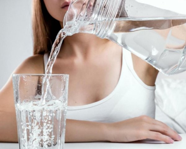 Питьевая вода на белом фоне