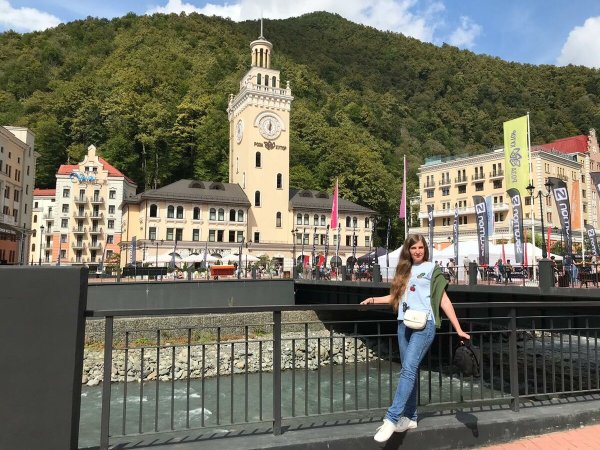 Центральная площадь Мзымты роза Хутор