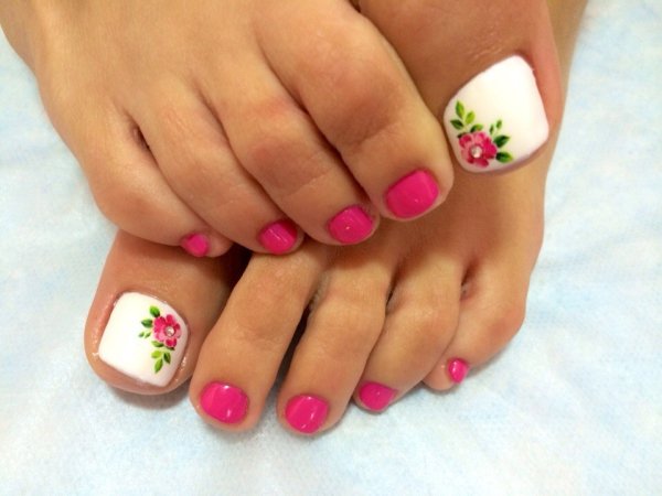Педикюр с разными цветами