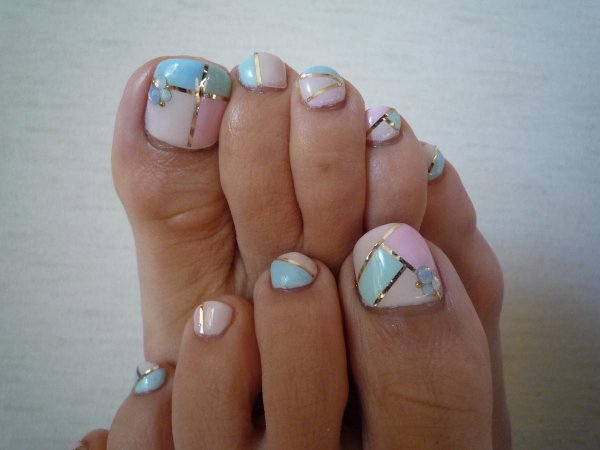 Педикюр зеленый