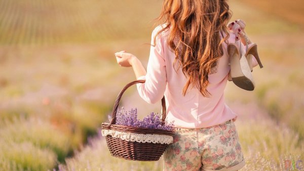 Лето девушка со спины