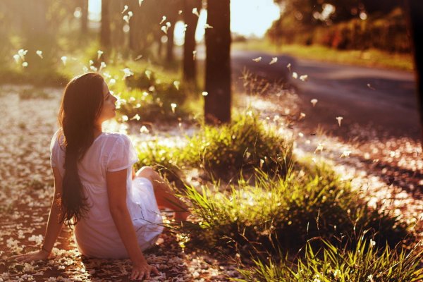 Лето девочка спиной