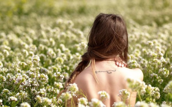 Девушка в поле