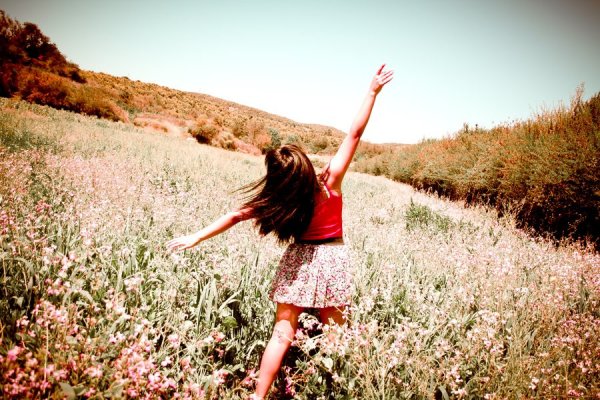 Девушка в маковом поле