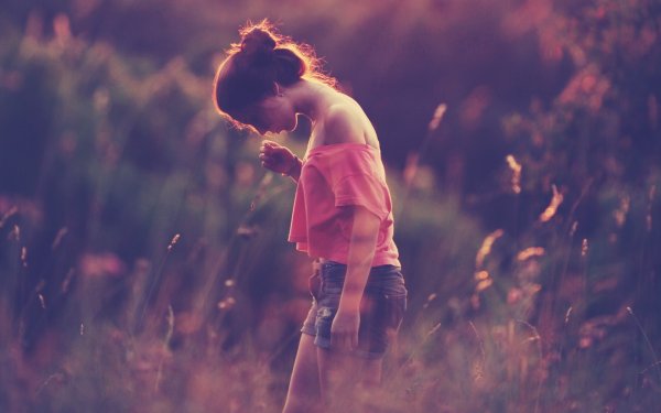 Девушка в поле со спины