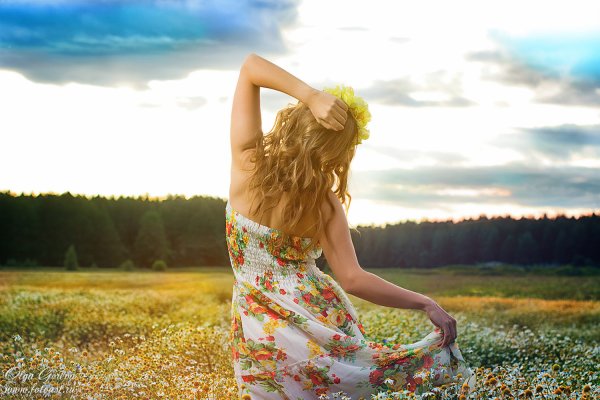 Шатенка со спины