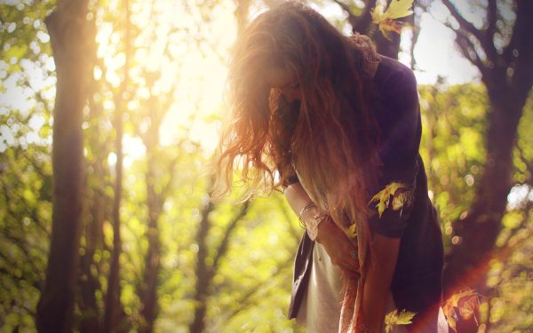 Ребенок в поле со спины