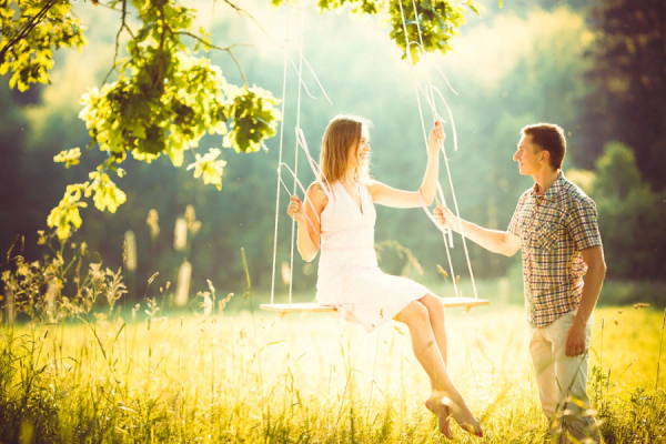 Влюбленные на качелях