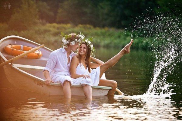 Мужчина и женщина в лодке