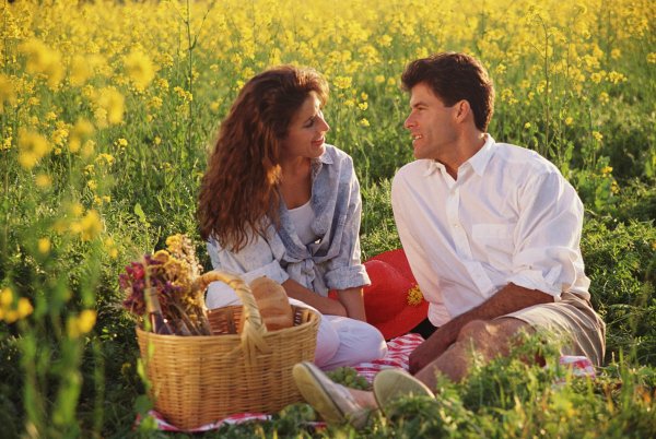 Мужчина и женщина летом