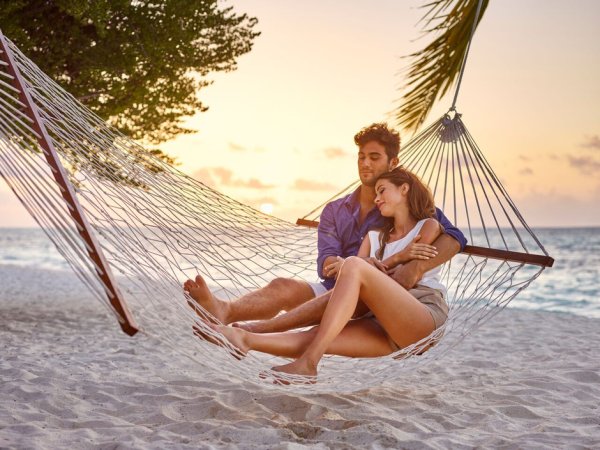 Двое влюбленных на острове