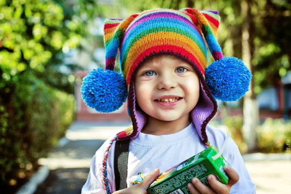 Дети в ярких шапках