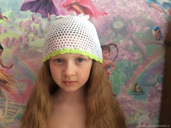 Девочка улыбается на шапка