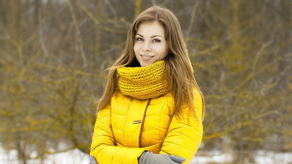 Девушка в желтом пуховике