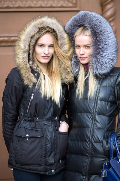 Девушка в пуховике на улице