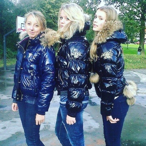 Девушка в пуховике