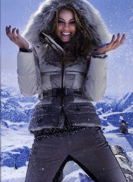 Девушка в шубе на пляже