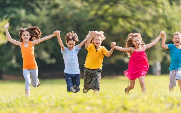 Радостные дети с чипсами