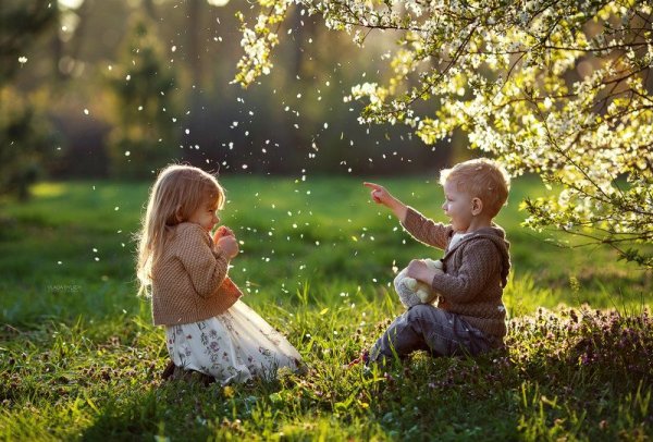 Счастливые дети на природе