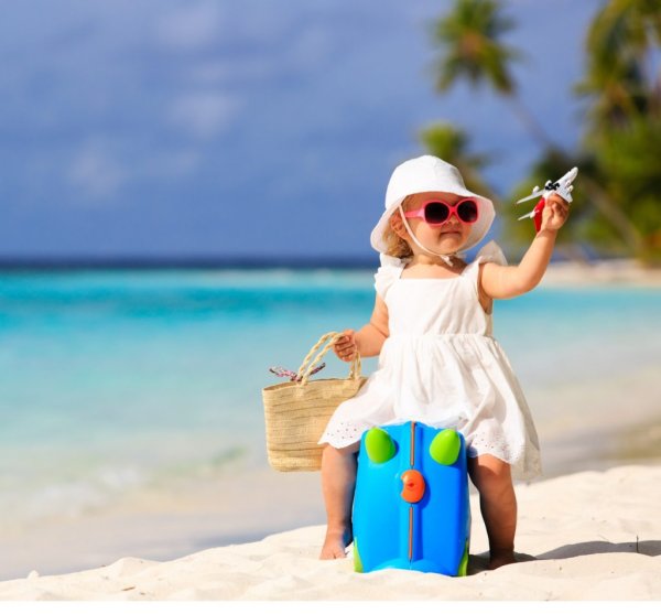 Девушка с чемоданом на море