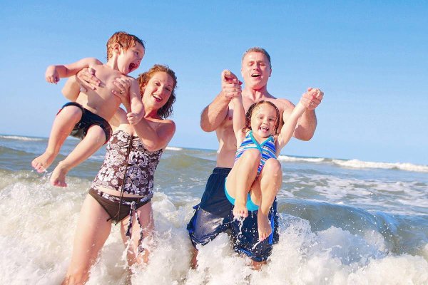 Семья у реки