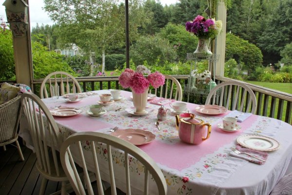 Чаепитие на веранде на даче