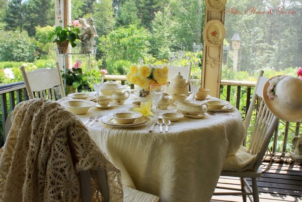Сервировка стола на летней веранде