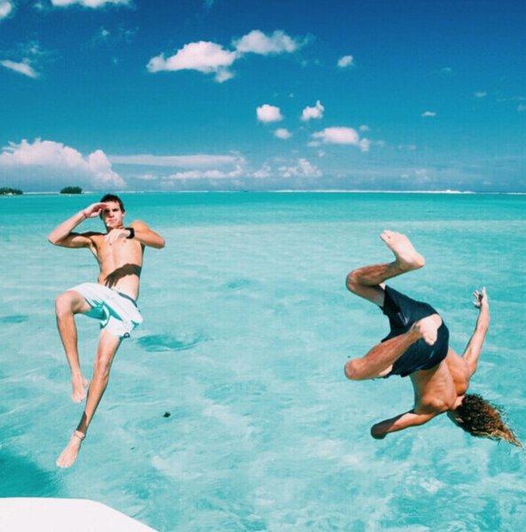 Радостная девушка на море