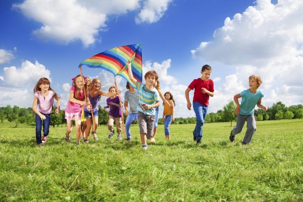 Дети играют