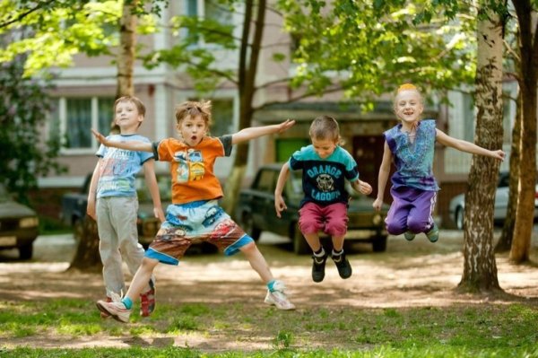 Дети веселятся