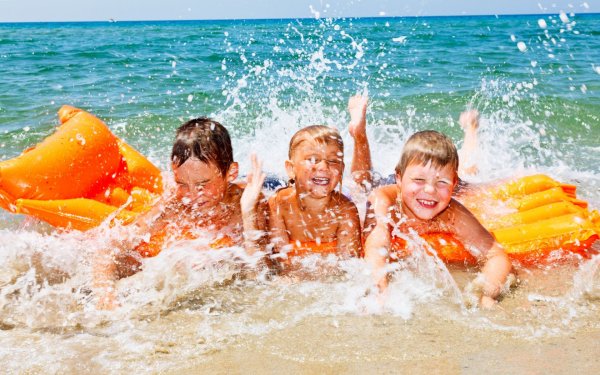 Дети купаются в море