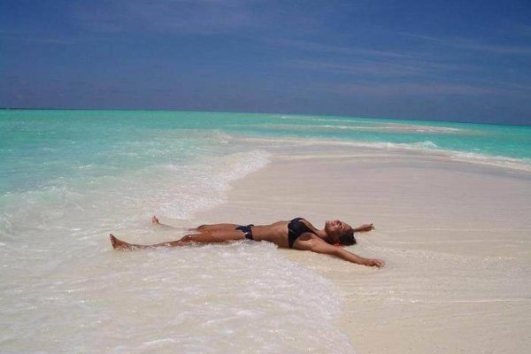 Семья отдыхает на море