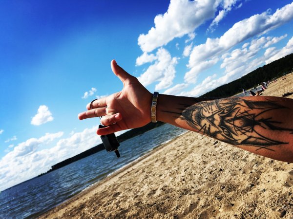 Тату пляж на руке