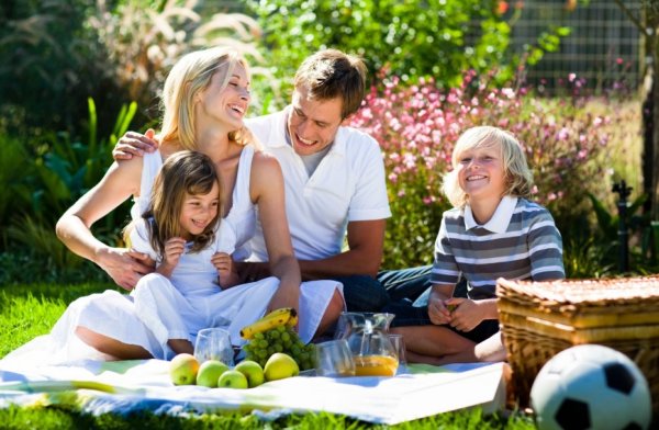 Счастливая семья на природе