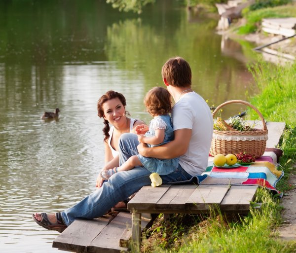 Семья у реки
