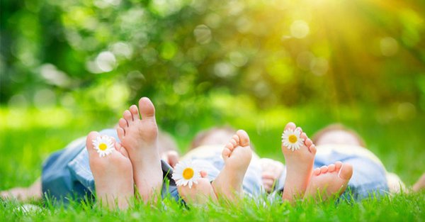 Семья лежит на траве