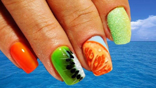 Маникюр с дольками фруктов
