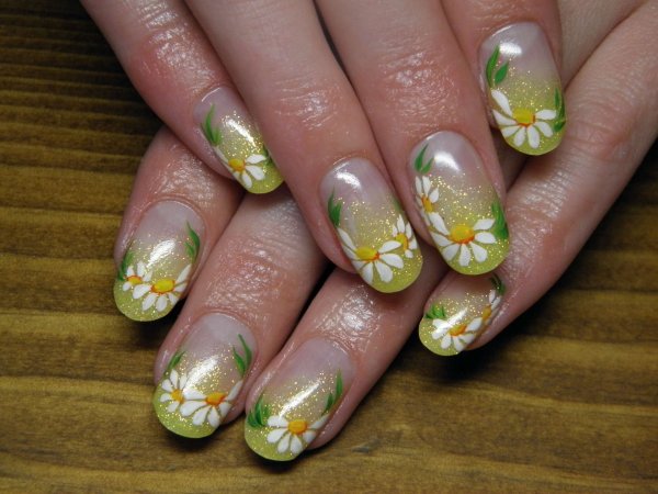 Маникюр с ромашками на ногтях