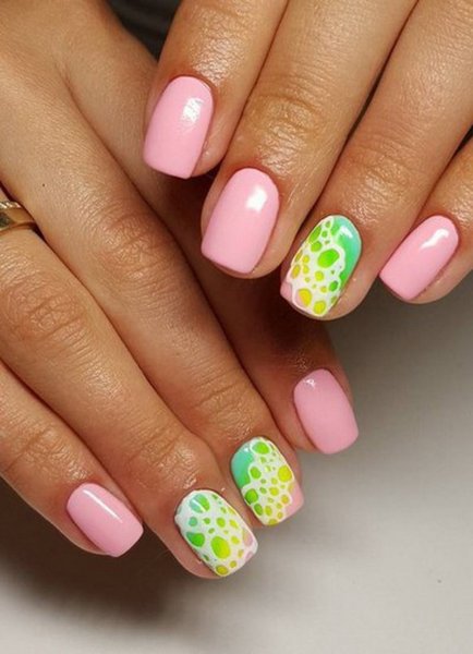 Яркий маникюр на очень короткие ногти