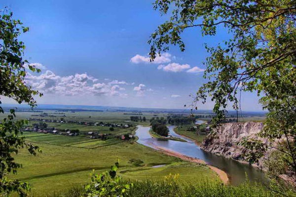 Вид на реку с высокого берега