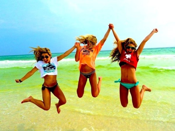 Подружки на пляже