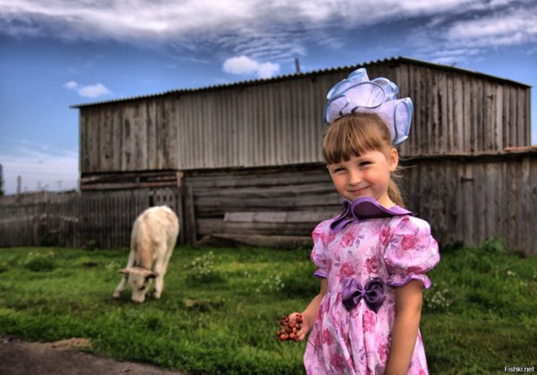 Маленькая деревенская девочка